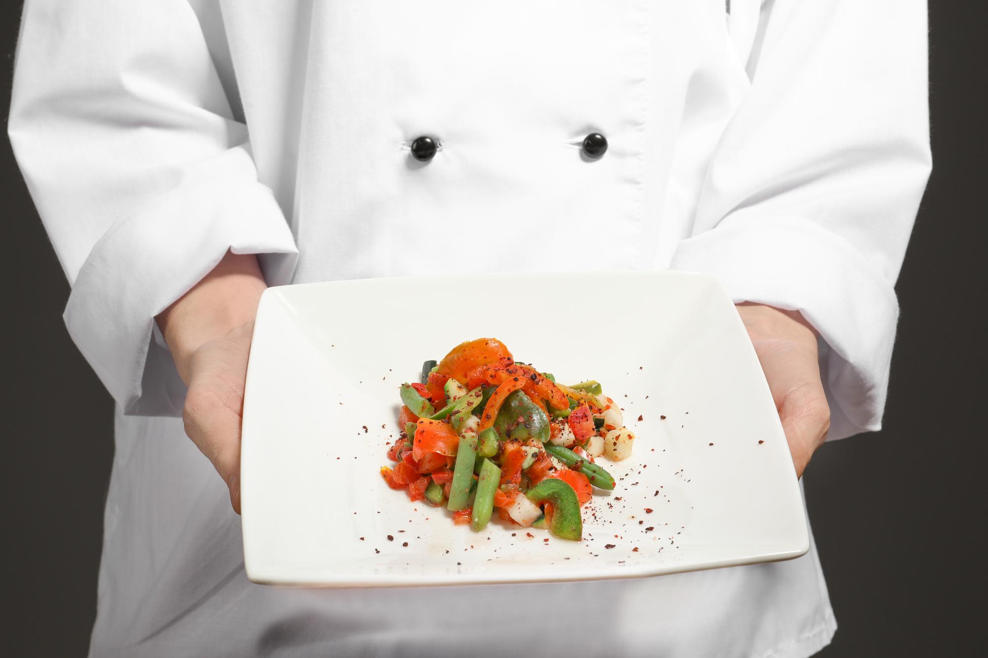 Chef che prepara un piatto in laboratorio didattico